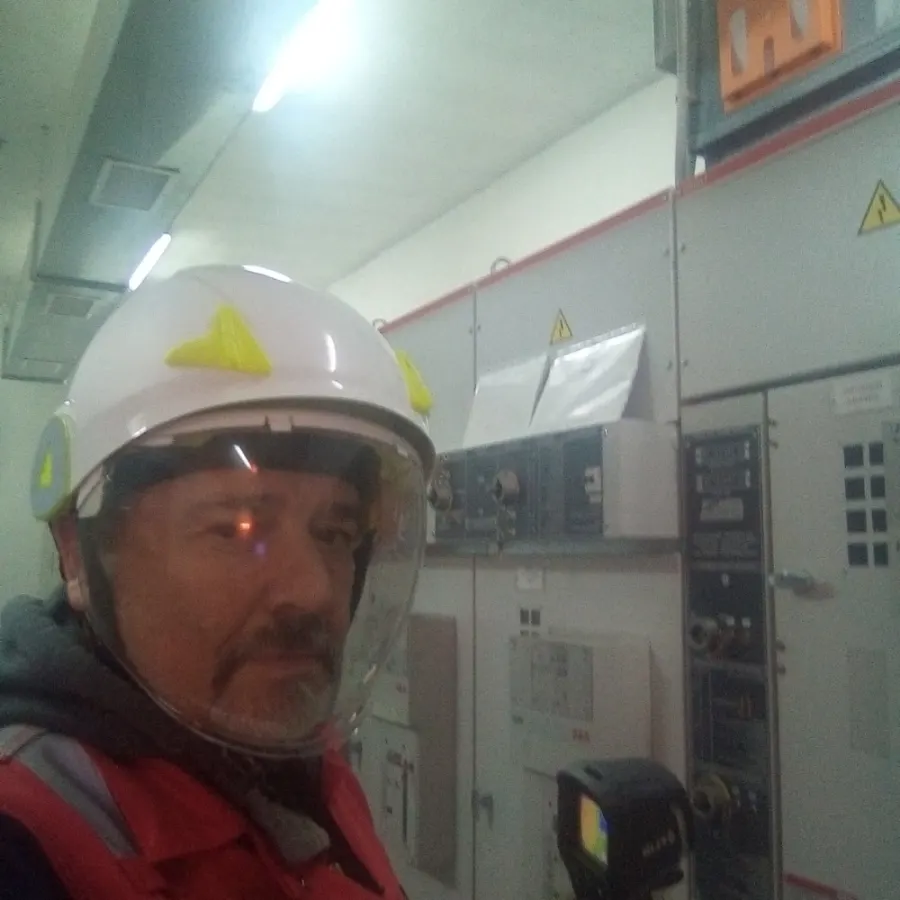Tecnico Pegasus Services con termocamera all'interno di una cabina elettrica